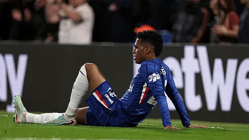 Estêvão fica no gramado aguardando atendimento após lesão no duelo entre Chelsea e Manchester United