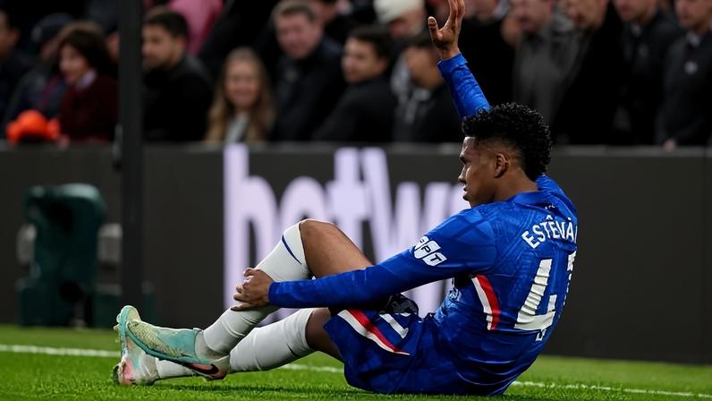 Estevão pede atendimento após sentir incômodo na coxa na partida entre Chelsea e Manchester United pelo Campeonato Inglês 2025/2026