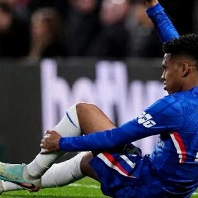 Estêvão fica lesionado em jogo do Chelsea e preocupa Ancelotti