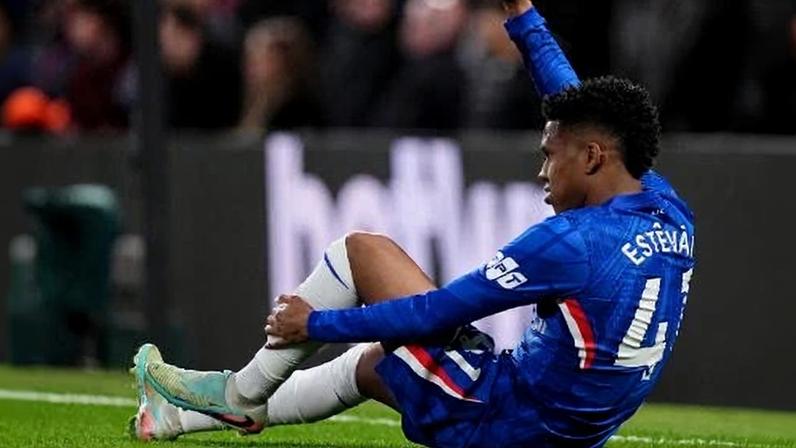 Estevão pede atendimento após sentir incômodo na coxa na partida entre Chelsea e Manchester United pelo Campeonato Inglês 2025/2026