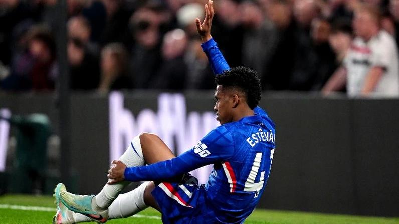 Estevão pede atendimento após sentir incômodo na coxa na partida entre Chelsea e Manchester United pelo Campeonato Inglês 2025/2026