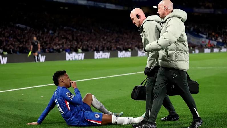 Atacante Estevão recebe atendimento médico do Chelsea neste sábado