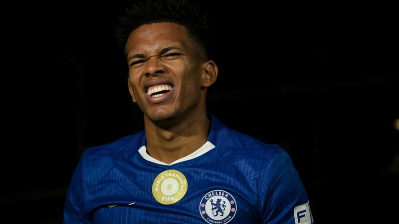 Estêvão se lamenta durante jogo entre Chelsea e Arsenal pelo Campeonato Inglês