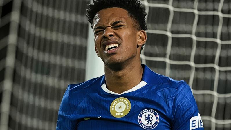 Estêvão se lamenta durante jogo entre Chelsea e Arsenal pelo Campeonato Inglês