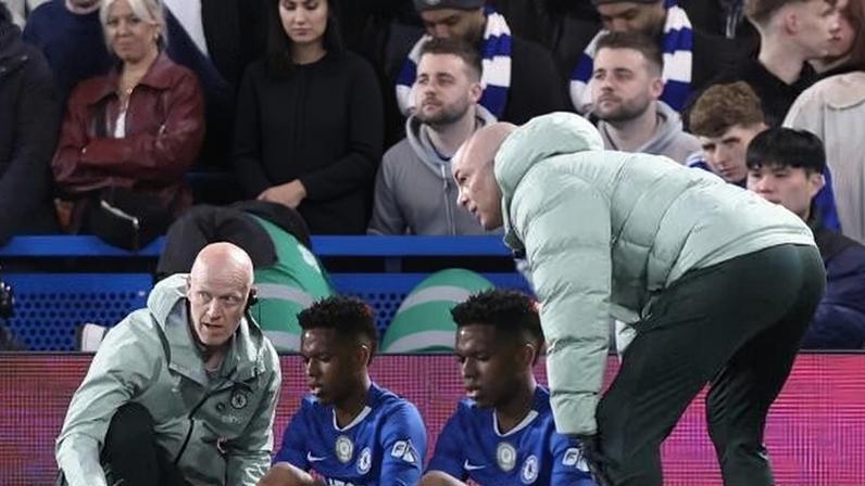 Estêvão sentiu lesão em jogo contra o Manchester United e teve que sair de campo no início do jogo
