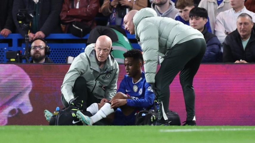 Estêvão sentiu lesão em jogo contra o Manchester United e teve que sair de campo no início do jogo