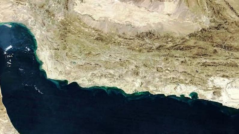 Estreito de Hormuz, à esquerda, fica entre o golfo de Omã e o golfo Pérsico