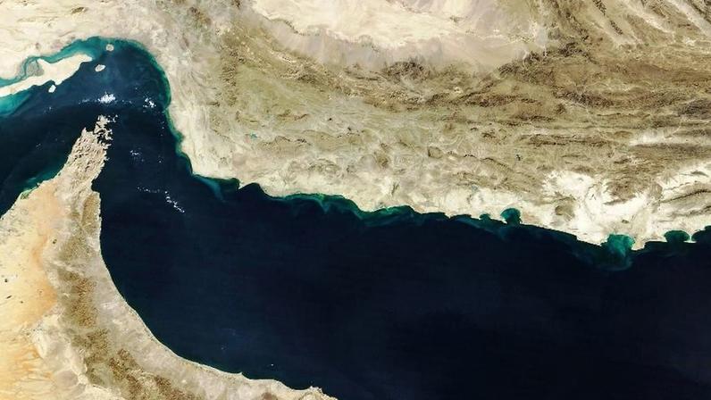 Estreito de Hormuz, à esquerda, fica entre o golfo de Omã e o golfo Pérsico
