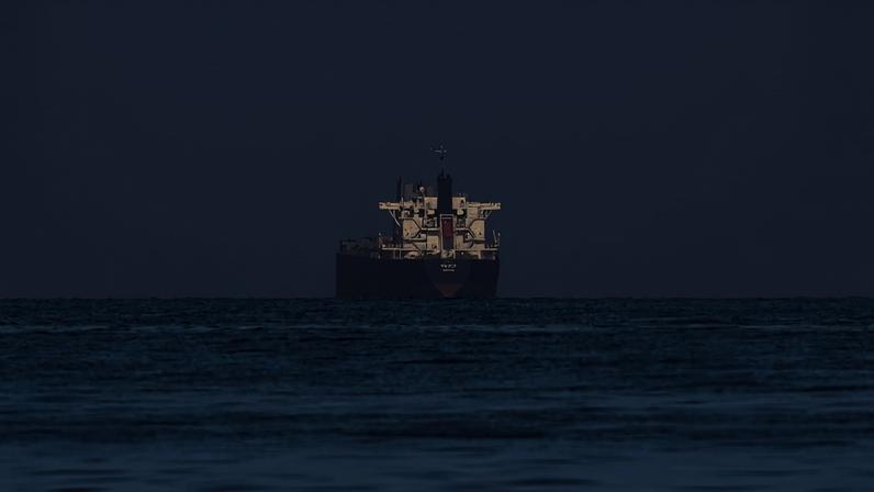 Imagem colorida de Navio no Estreito de Ormuz