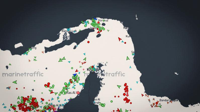 Imagens do site de monitoramento de tráfego naval MarineTraffic mostra movimentação de embarcações na região do Estreito de Ormuz, no Oriente Médio, no dia 17 de abril de 2026 — Foto: MarineTraffic/Reprodução