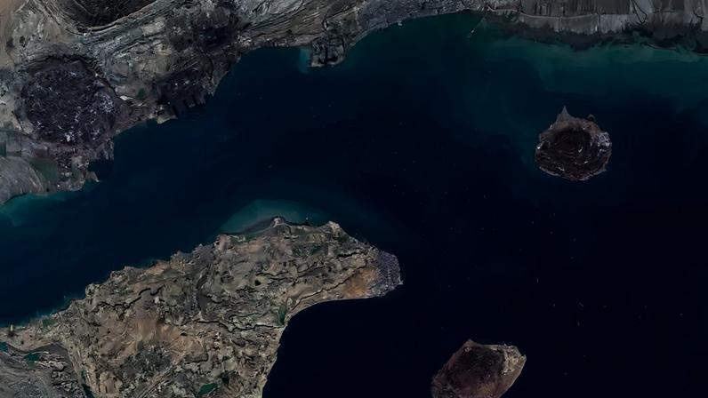 Imagem aérea do Estreito de Ormuz, onde passam navios petroleiros (Foto: Gallo Images/Orbital Horizon/Copernicus Sentinel Data 2026/Getty Images/Project Syndicate)