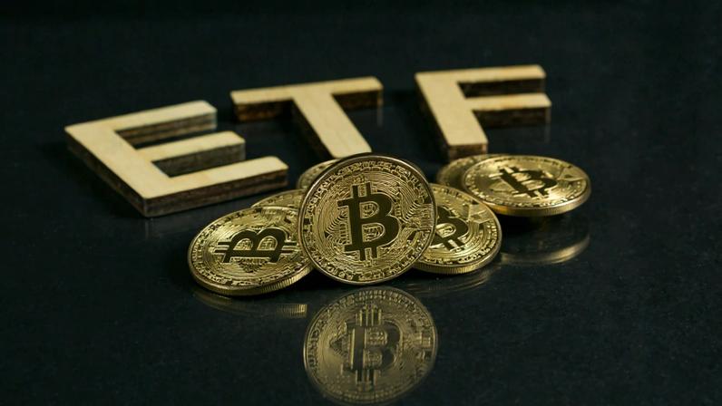 Moedas de bitcoin sob mesa escura com sigal ETF