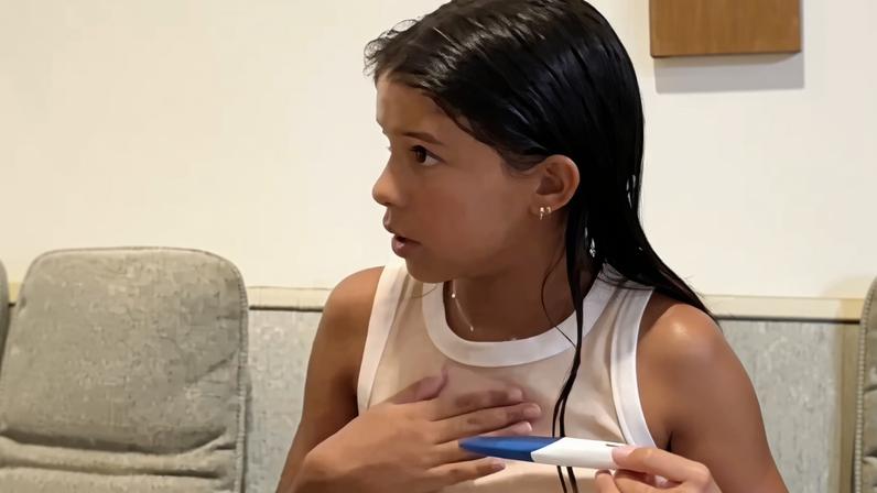 Reação de Malu ao ver o teste positivo de gravidez da mãe viralizou no TikTok — Foto: Reprodução/TikTok