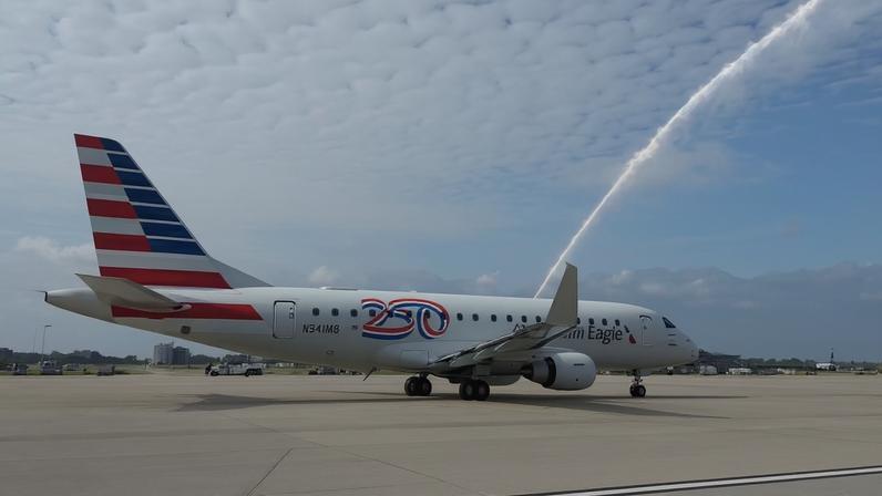 Imagem colorida mostra aeronave da American Eagle, operando um voo regional para a American Airlines, pousa no Aeroporto Internacional Simón Bolívar em La Guaira, estado de La Guaira - Metrópoles