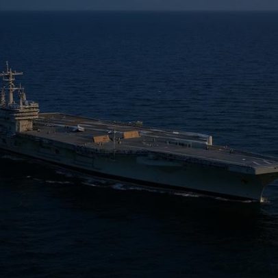 Terceiro porta-aviões nuclear chega ao Oriente Médio com bloqueio ao Irã