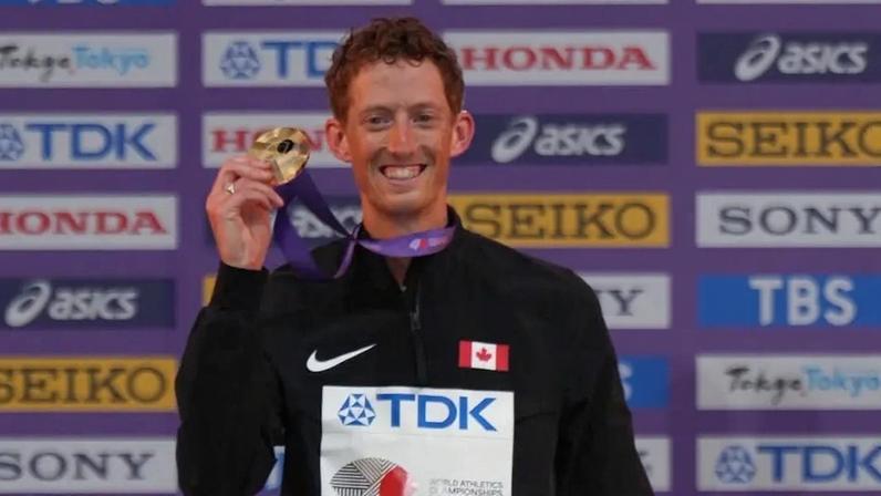 O canadense Evan Dunfee mostra a medalha de ouro dos 35km da marcha atlética no Mundial de Tóquio 2025