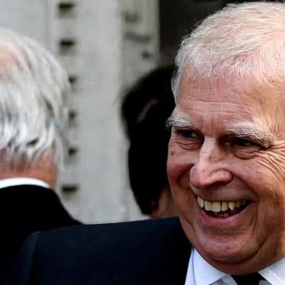 Ala da Família Real muda posição, oferece apoio silencioso ao ex-Príncipe Andrew