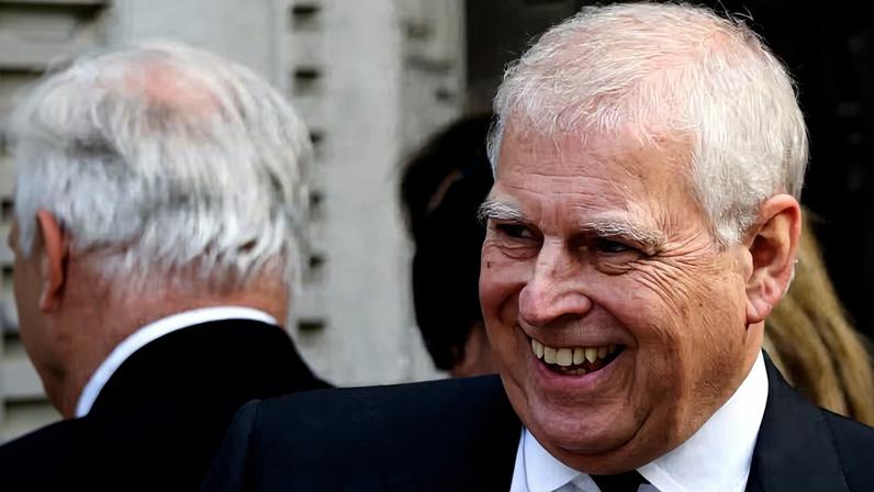 O agora ex-Príncipe Andrew em funeral de integrante da Família Real em setembro de 2025