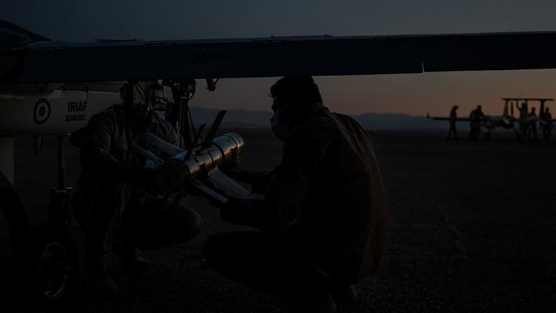 Soldados do Irã equipam avião de guerra - Metrópoles