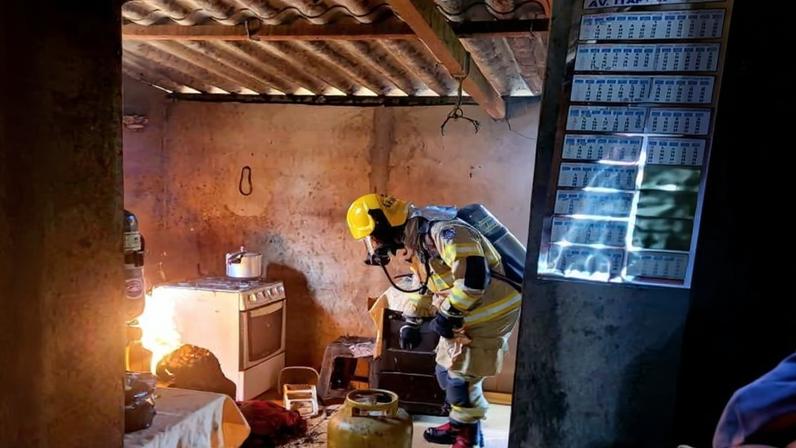 Explosão após vazamento de gás mobiliza bombeiros em Bonito de Minas