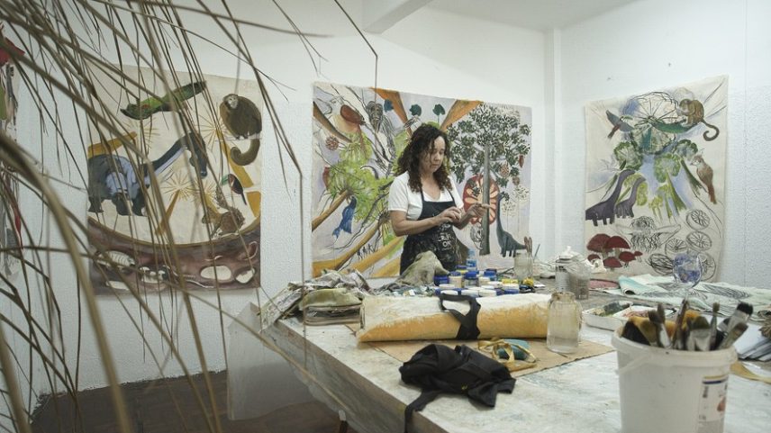 A artista Cristina Canepa reúne na exposição Adote uma Araucária mais de 15 obras, além de um mural de 10 metros que apresenta a cronologia da araucária na história da humanidade