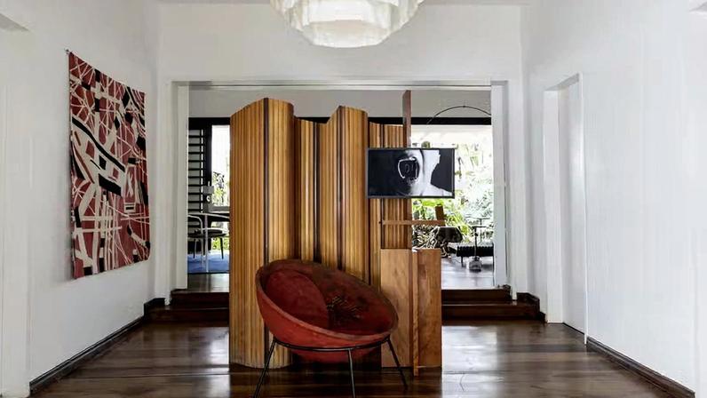 Arazzo Geométrico XXVI, de Niobe Xandó para a By Kamy. Poltrona Bowl, de Lina Bo Bardi. Cavalete Aberto, de Claudia Moreira Salles, e biombo, de Etel Carmona, para a Etel. Obra de Lenora de Barros — Foto: Ruy Teixeira