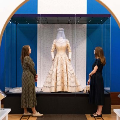 Buckingham abre maior exposição sobre guarda-roupa da Rainha Elizabeth II