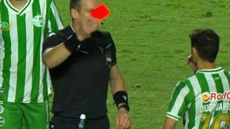Diogo Barbosa foi expulso após revisão do VAR