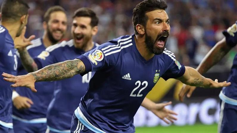 Ezequiel Lavezzi comemora gol pela seleção da Argentina
