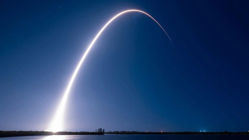 Um foguete Falcon 9 da SpaceX lança a missão Firefly Blue Ghost 1, chamada Ghost Riders in the Sky, em 15 de janeiro de 2025, a partir do Centro Espacial Kennedy da Nasa