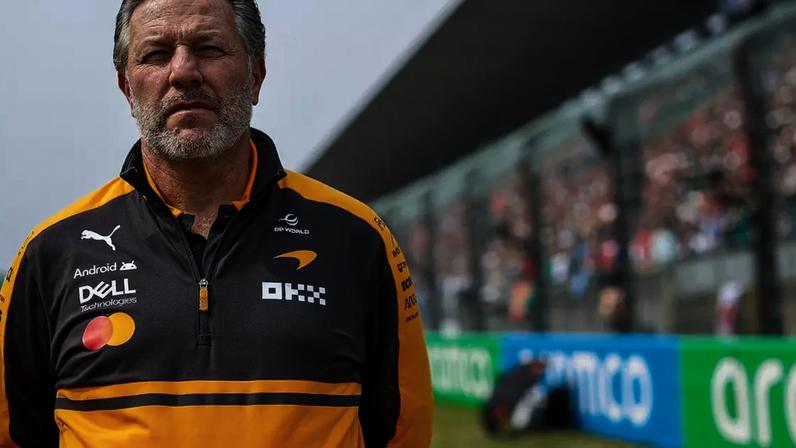 Zak Brown durante o GP do Japão