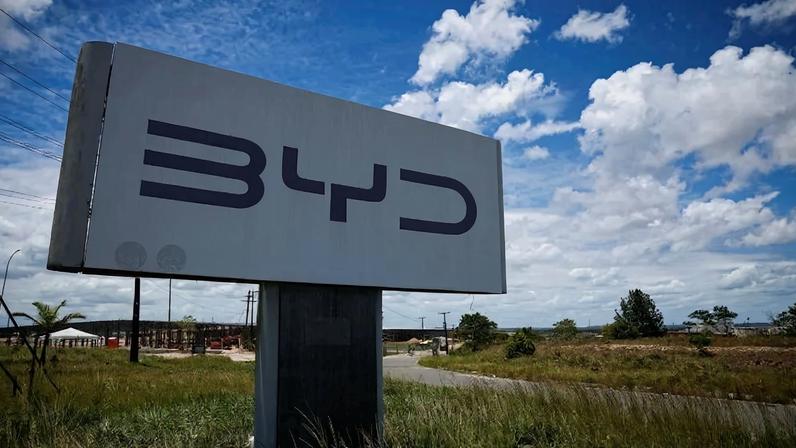 Uma visão geral do canteiro de obras da nova fábrica de veículos elétricos (VE) da BYD em Camaçari, Brasil, 17 de novembro de 2024
