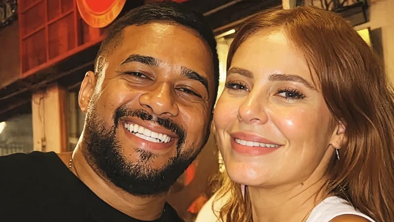 Mestre Fafá curte roda de samba com Paolla Oliveira