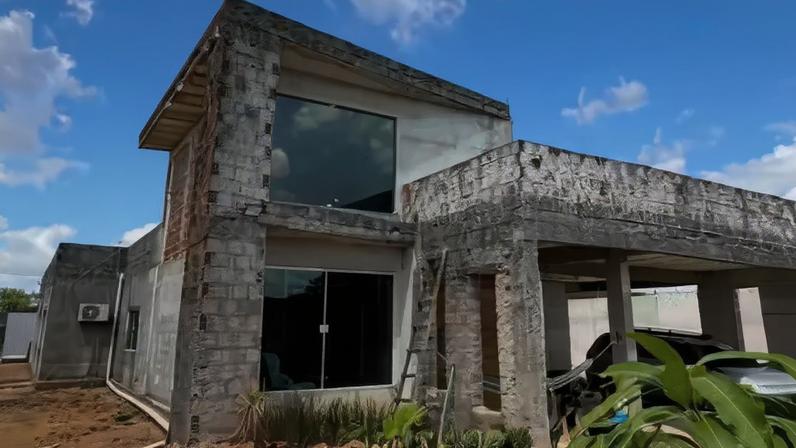 Família de Pernambuco viraliza ao mostrar rotina dentro de casa em obra e com pé-direito de seis metros