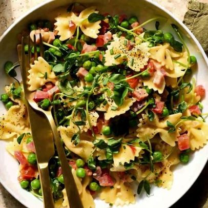Receita de farfalle com prosciutto, ervilhas e tomates