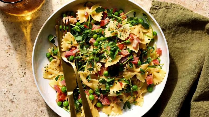 Receita de farfalle com prosciutto, ervilhas e tomates