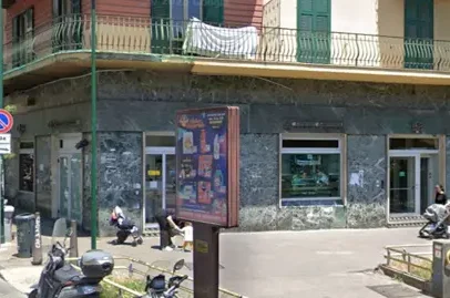 Ladrões de banco em Nápoles mantêm 25 reféns e fogem por túnel