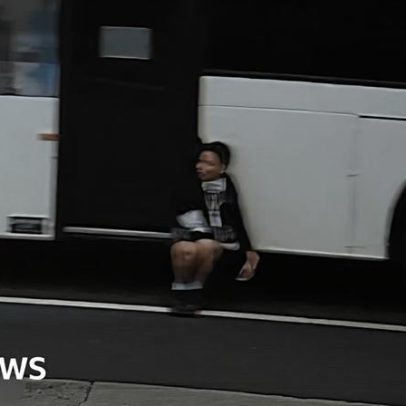 Menino fica pendurado em ônibus em movimento na Austrália