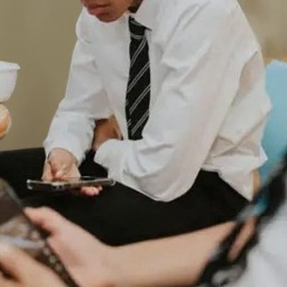 Celulares serão proibidos em escolas na Inglaterra por lei, segundo governo