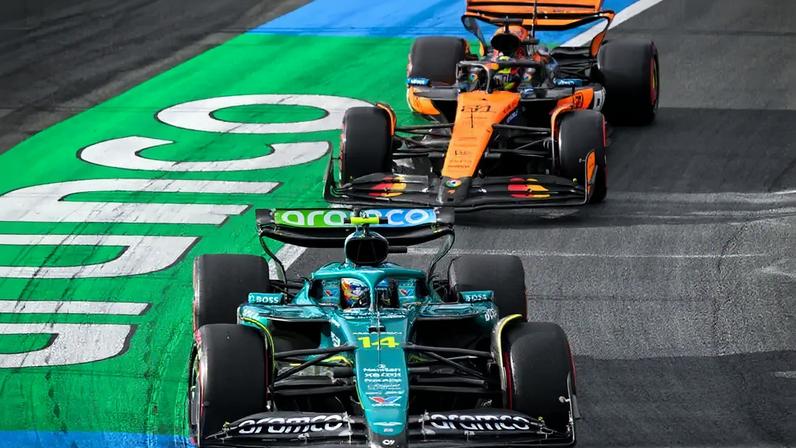 Fernando Alonso, da Aston Martin, e Oscar Piastri, da McLaren, em ação no treino livre do GP da Holanda pela F1 2025 (Foto: JOHN THYS / AFP)