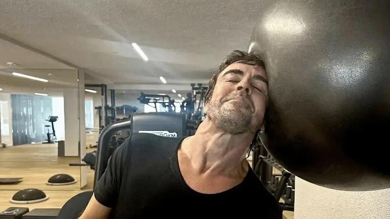 Bicampeão da F1, Fernando Alonso em treino de pescoço (Foto: Reprodução)