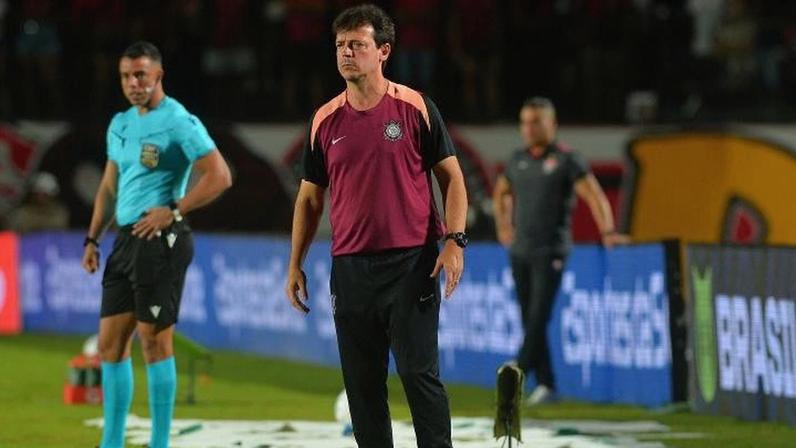Fernando Diniz, técnico do Corinthians, durante partida contra o Vitória, pelo Brasileirão