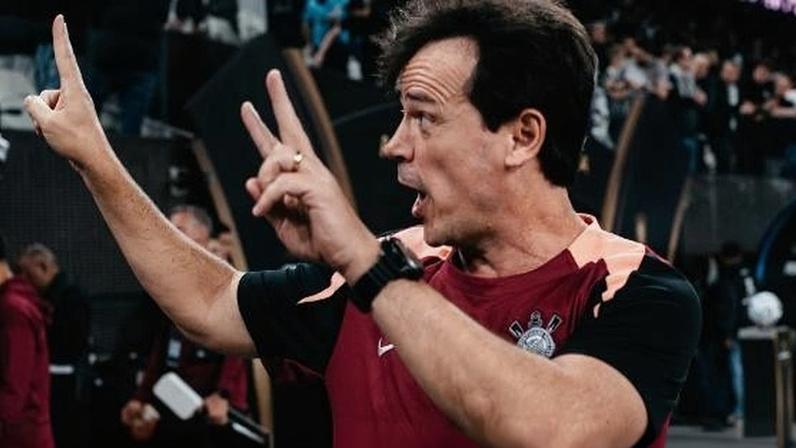 Fernando Diniz durante vitória do Corinthians na Libertadores