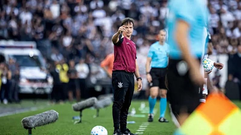 Fernando Diniz durante partida entre Corinthians x Vasco, na Neo Química Arena. (Foto: Jhony Inacio/Meu timão)