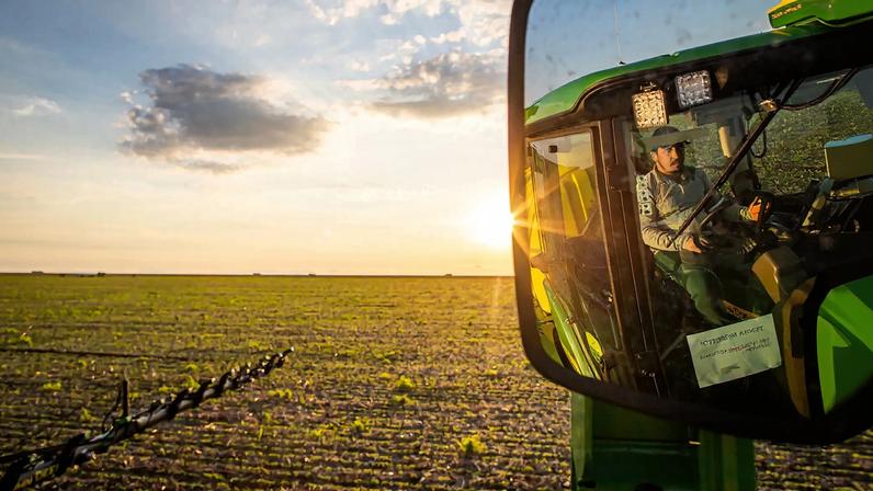Aplicação de fertilizantes em Chapadão do céu (GO): Brasil importa 85% dos adubos químicos utilizados na agricultura (Foto: Wenderson Araujo/CNA)