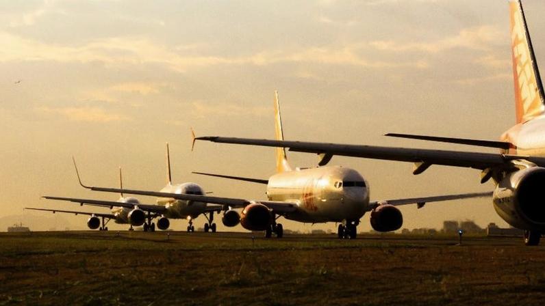 Fila de aviões aguardando momento da decolagem no aeroporto de Congonhas, em São Paulo
