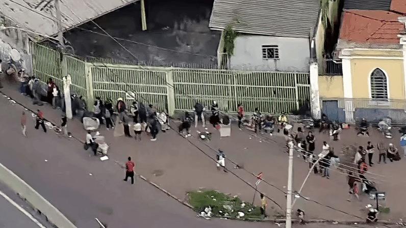 Filas por peixe em BH se estendem por quarteirão