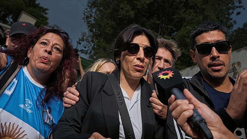 Gianinna Maradona (ao centro) em chegada ao tribunal de San Isidro, na Argentina