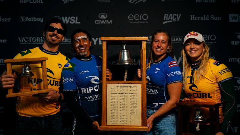 Yago Dora, Miguel Pupo, Gabriela Bryan e Molly Picklum no pódio de Bells Beach — Foto: Ed Sloane/WSL