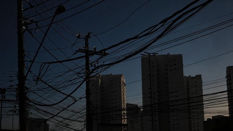 São Paulo - As agências Anatel e Aneel notificaram as operadoras Claro, Oi, TIM e Vivo para regularizarem suas instalações em postes da AES Eletropaulo.